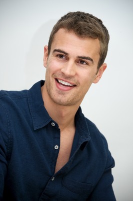 Theo James Poster G737482
