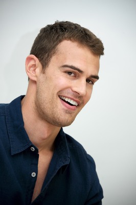 Theo James Poster G737483