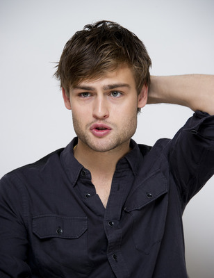 Douglas Booth Poster G759514