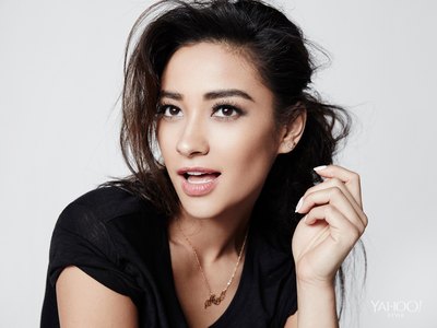 Shay Mitchell Poster G763860
