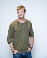 Chris Hemsworth Longsleeve T-shirt #1230031
