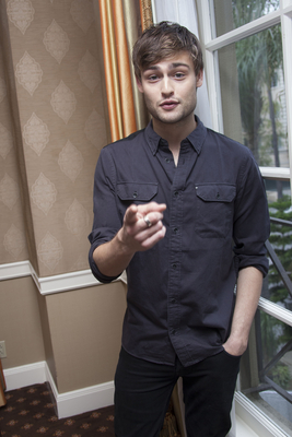 Douglas Booth Poster G767811