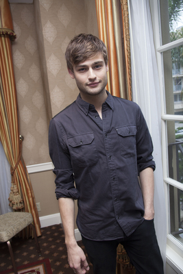 Douglas Booth Poster G767813