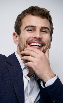 Theo James Poster G775761