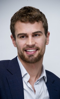 Theo James puzzle G775762