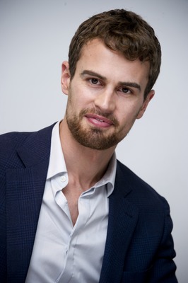 Theo James Poster G775763