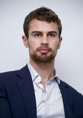 Theo James Poster G775764