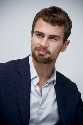Theo James Poster G775765