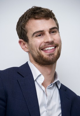Theo James puzzle G775767