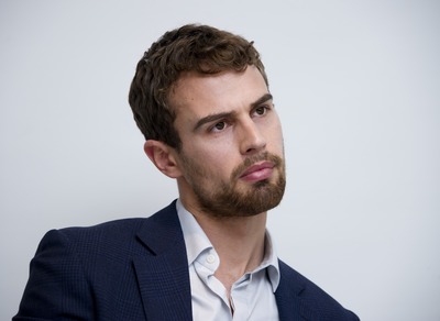 Theo James puzzle G775768