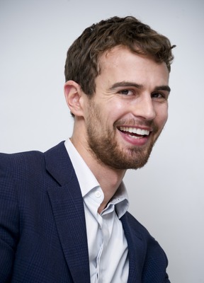 Theo James Poster G775769