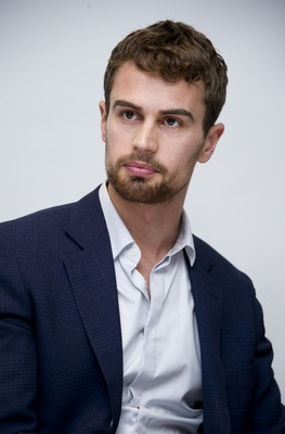 Theo James Stickers G775772