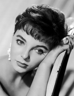 Joan Collins Poster G934410